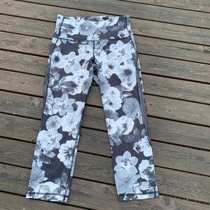 Old Navy Active Go-Dry Ladies Medium Black Gray Floral Capri Activewear Pants